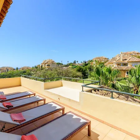 Elviria Hills Penthouse - Idyllic Golf & Sea View Oasis In Apartmán *