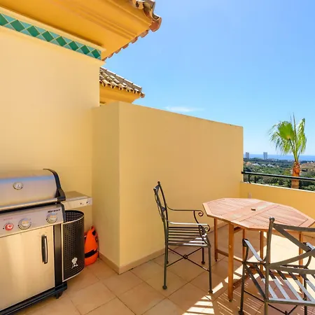 Elviria Hills Penthouse - Idyllic Golf & Sea View Oasis In Appartement
