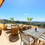 Elviria Hills Penthouse - Idyllic Golf & Sea View Oasis In マルベーリャ