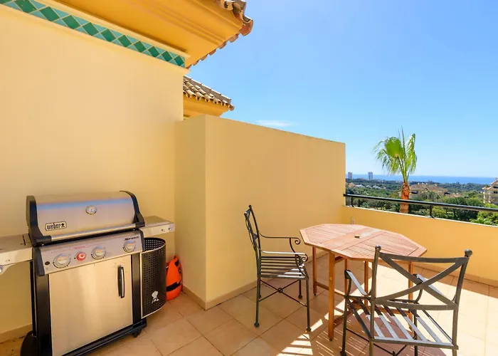 Elviria Hills Penthouse - Idyllic Golf & Sea View Oasis In Lägenhet
