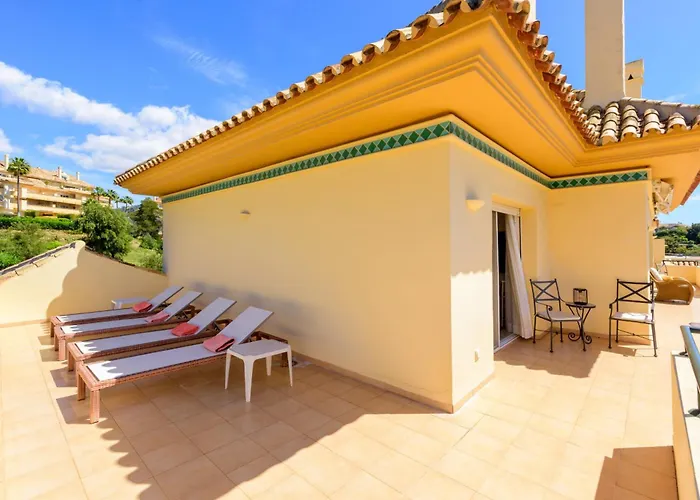 Elviria Hills Penthouse - Idyllic Golf & Sea View Oasis In Lägenhet